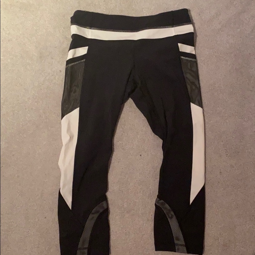 Lululemon mesh pocket black and white tights!